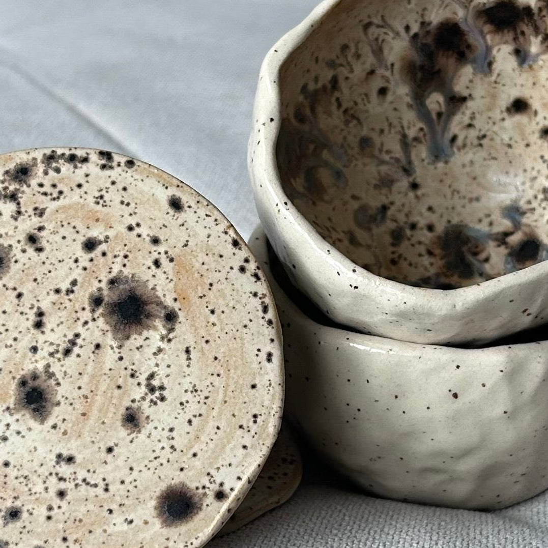Teacups and saucers set 𝘛𝘦𝘢 𝘵𝘪𝘮𝘦?